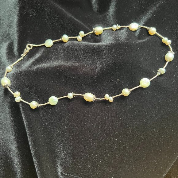 Jewelry - Dainty 18 inch silver necklace with pearls